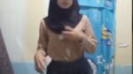 Bocil SMP Kerudung Hitam Tutorial Buka Baju Yang Benar